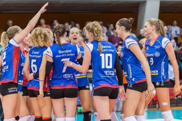 Teamkreis, Mannschaftskreis, Ansprache, Motivation Allianz MTV Stuttgart nach dem Sieg; Jubel, celebration, Volleyball, 1. Bundesliga Frauen, Allianz MTV Stuttgart - Schwarz-Weiß Erfurt,