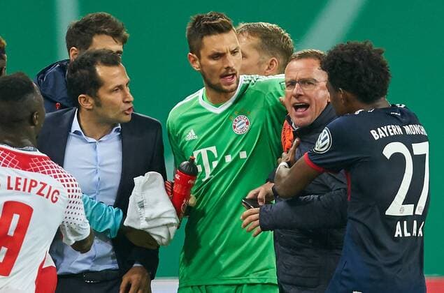 Bilder des Tages - SPORT Ralf Rangnick, RB Leipzig attackiert Hauptschiedsrichter Felix Zwayer mit Pfeife, Gestik, zeigt, Schiri, Schiedsrichter, Einzelaktion wird gehalten von David ALABA, FCB 27 Sven ULREICH, FCB 26 Torwart. Hasan ( Brazzo ) Salihamidzic, FCB Sportdirektor RB LEIPZIG - FC BAYERN MUENCHEN Fussball DFB-Pokal: Zweite Runde, R e d B u l l - A r e n a, Leipzig am 25.10.2017, Saison 2017 2018, BVB,