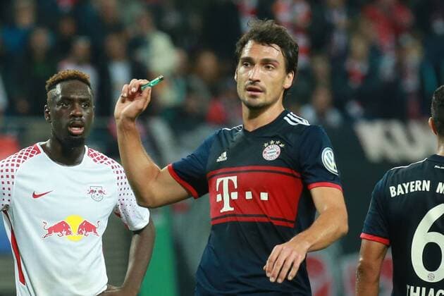 Bilder des Tages - SPORT 25.10.2017, xkvx, Fussball DFB Pokal, RB Leipzig - FC Bayern Muenchen, emspor, v.l. Mats Hummels (FCB - FC Bayern Muenchen) hebt ein Feuerzeug auf Fans schmeissen mit Feuerzeugen Leipzig