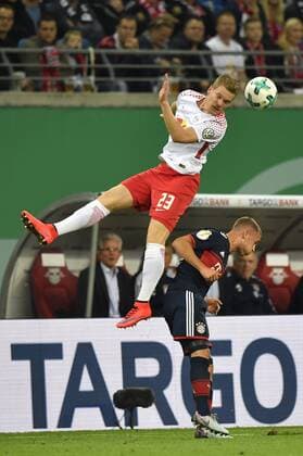Münchens Joshua Kimmich und Leipzigs Marcel Halstenberg RB Leipzig - FC Bayern München, Fussball DFB Pokal, 2.Runde, Leipzig, Red Bull Arena, 25.10.2017.