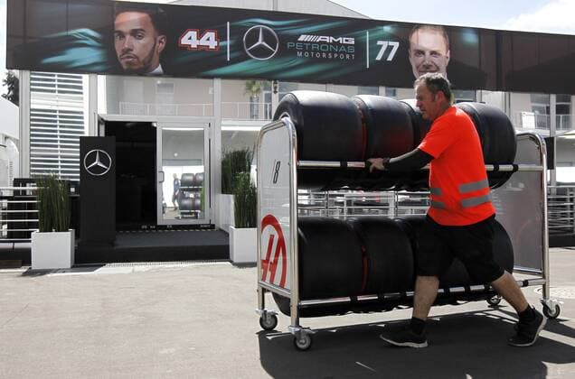 Members of the logistics team finish the last details for Mexico s Formula One Grand Prix that will be celebrated at the Hermanos Rodriguez racetrack next Sunday in Mexico City, Mexico, 25 October 2017. Mexico City prepares for the F1 GP next Sunday !ACHTUNG: NUR REDAKTIONELLE NUTZUNG!  Copyright: xUlisesxRuizxBasurtox CMX101 20171025-636445720038192375