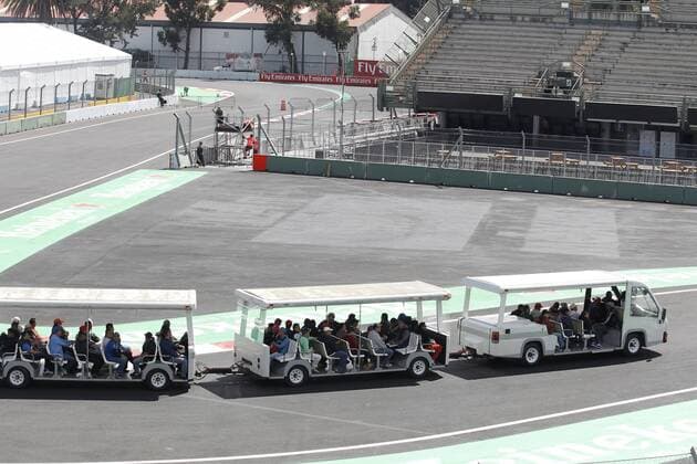 Members of the logistics team finish the last details for Mexico s Formula One Grand Prix that will be celebrated at the Hermanos Rodriguez racetrack next Sunday in Mexico City, Mexico, 25 October 2017. Mexico City prepares for the F1 GP next Sunday !ACHTUNG: NUR REDAKTIONELLE NUTZUNG!  Copyright: xUlisesxRuizxBasurtox CMX102 20171025-636445720060500375
