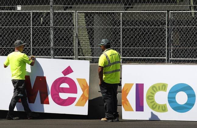 Members of the logistics team finish the last details for Mexico s Formula One Grand Prix that will be celebrated at the Hermanos Rodriguez racetrack next Sunday in Mexico City, Mexico, 25 October 2017. Mexico City prepares for the F1 GP next Sunday !ACHTUNG: NUR REDAKTIONELLE NUTZUNG!  Copyright: xUlisesxRuizxBasurtox CMX103 20171025-636445720094664375
