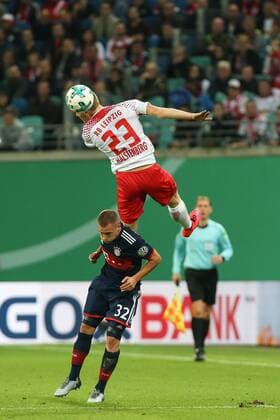 Joshua Kimmich (FC Bayern München) gegen Marcel Halstenberg (RB Leipzig) - 2. Hauptrunde DFB Pokal Saison 2017-2018 RasenBallsport Leipzig vs. FC Bayern München in der Red Bull Arena in Leipzig - Aktion,Deutschland, Fußball, Mann, Maenner,25.10.2017