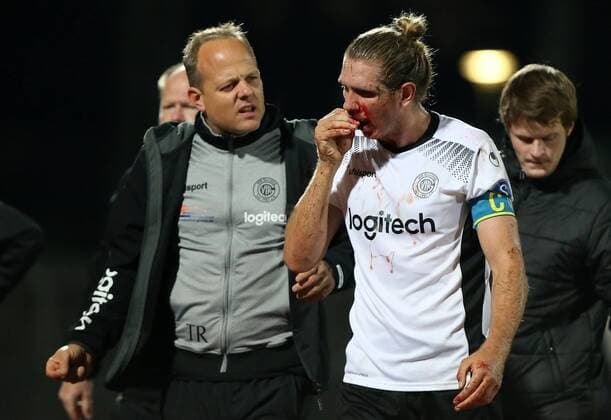 v.li.: Trainer Daniel Weber (VfR Garching), Mike Niebauer (VfR Garching) verletzt, Verletzung, injured, sporting injury, Fussball, Regionalliga Bayern, 1. FC Schweinfurt 05 - VfR Garching,