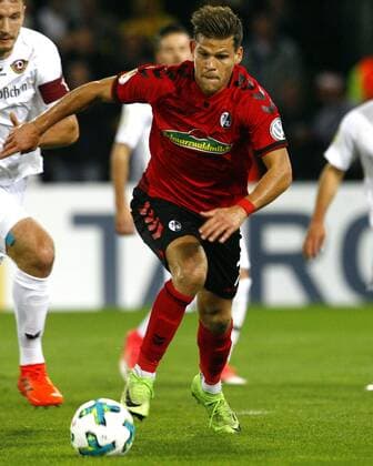 SC Freiburg - SG Dynamo Dresden Florian NIEDERLECHNER, SCF am Ball, Freisteller, Einzelbild, Aktion hoch, Fußball DFB-Pokal, 2. Runde Saison 2017 2018