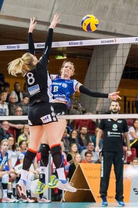 v.li.: Annalena Grätz (Schwarz-Weiß Erfurt, 8), Julia Schaefer (Allianz MTV Stuttgart, 8); Aktion, action, Volleyball, 1. Bundesliga Frauen, Allianz MTV Stuttgart - Schwarz-Weiß Erfurt,