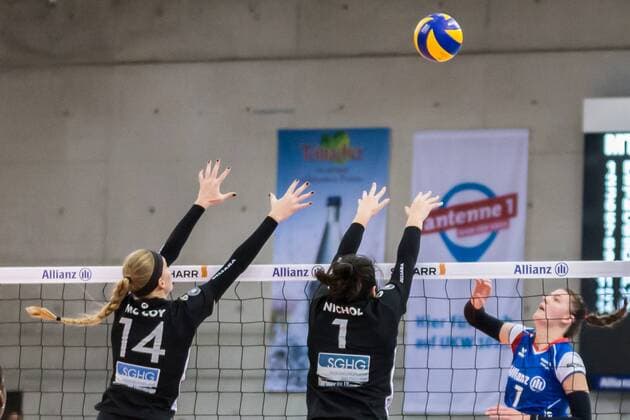 v.li.: Evyn Kaelee McCoy (Schwarz-Weiß Erfurt, 14), Bailey Marie Nichol (Schwarz-Weiß Erfurt, 1), Nikoleta Perovic (Allianz MTV Stuttgart, 1), Volleyball, 1. Bundesliga Frauen, Allianz MTV Stuttgart - Schwarz-Weiß Erfurt,