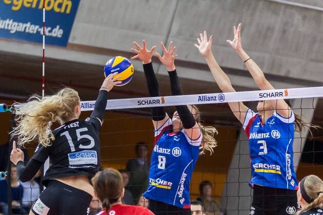 v.li.: Madleen Piest (Schwarz-Weiß Erfurt, 15), Julia Schaefer (Allianz MTV Stuttgart, 8), Micheli Tomazela Pissinato (Allianz MTV Stuttgart, 3), Volleyball, 1. Bundesliga Frauen, Allianz MTV Stuttgart - Schwarz-Weiß Erfurt,