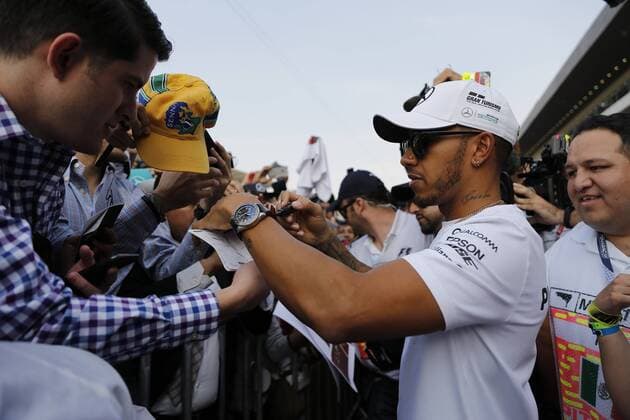 British driver Lewis Hamilton (R) signs autographs prior to Mexico s Formula One Grand Prix, that will be celebrated next Sunday, at the Hermanos Rodriguez Racetrack in Mexico City, Mexico, 26 October 2017. Mexico s Grand Prix !ACHTUNG: NUR REDAKTIONELLE NUTZUNG!  Copyright: xJosexMendezx CMX039 20171027-636446675585829508