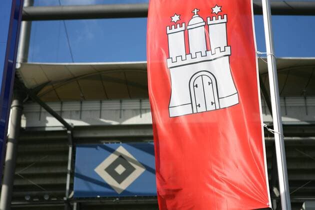 Die Flagge der Stadt Hamburg weht vor dem Volksparkstadion 27.10.2017