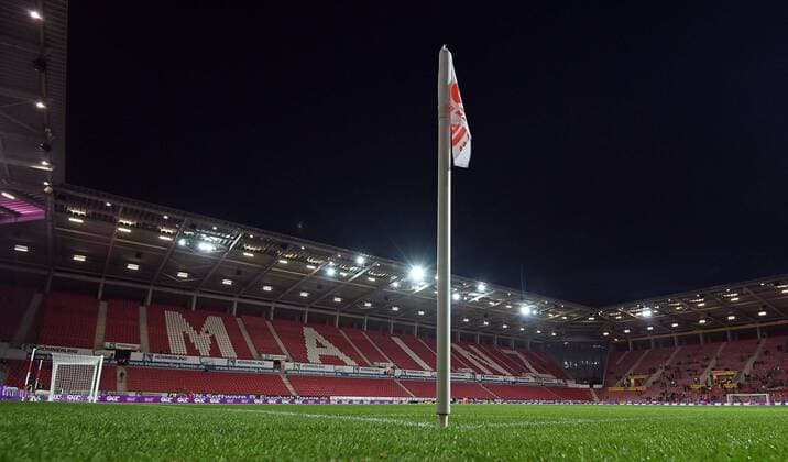 Fußball, Stadiongeschichte 1. FSV Mainz 05 27.10.2017, xjhx, Fussball 1.Bundesliga, FSV Mainz 05 - Eintracht Frankfurt, emspor, v.l. Stadionansicht Innenraum Mainz Stadion Rasen Tribuene Mainz