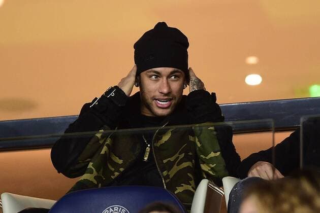 Neymar Jr PSG en tribune FOOTBALL PSG vs Nice Conforama Ligue1 27 10 2017 JBAutissier Panoramic 