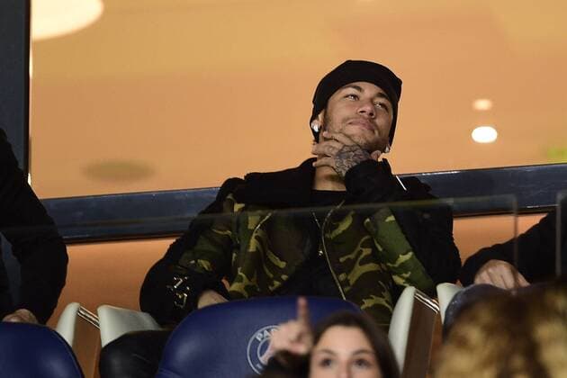 Neymar Jr PSG en tribune FOOTBALL PSG vs Nice Conforama Ligue1 27 10 2017 JBAutissier Panoramic 