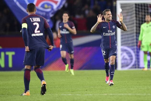 joie des joueurs du PSG apres le but de Dani Alves PSG FOOTBALL PSG vs Nice Conforama Ligue1 27 10 2017 JBAutissier Panoramic 