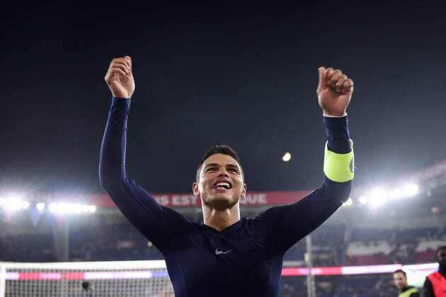 joie des joueurs du PSG en fin de match SILVA Thiago PSG FOOTBALL PSG vs Nice Conforama Ligue1 27 10 2017 JBAutissier Panoramic 