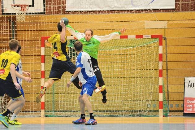 Simon Toelke (TV Neuhausen 1) im Tor gegen Max Haider (Rhein-Neckar Loewen II 14) TV Neuhausen,Handball,Maenner,3.Liga Sued,27.10.2017, Foto:TBaur Eibner Metzingen Copyright: xBaurT Eibner-Pressefotox EP_ToBa