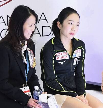 Figure skating Eiskunstlauf Honda at Skate Canada Marin Honda (R) of Japan, along with her coach Mie Hamada, waits for her score after performing in the women s short program at Skate Canada International in Regina, Canada, on Oct. 27, 2017. Honda finished 10th in her Grand Prix competition debut in the 