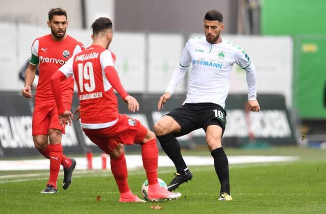 28.10.2017 - Fussball - Saison 2017 2018 - 2. Fussball - Bundesliga - 12. Spieltag: SpVgg Greuther Fürth ( Kleeblatt ) - SV Sandhausen SVS - - Leart Paqarada (19, SV Sandhausen ) Jurgen Gjasula (10. SpVgg Greuther Fürth )