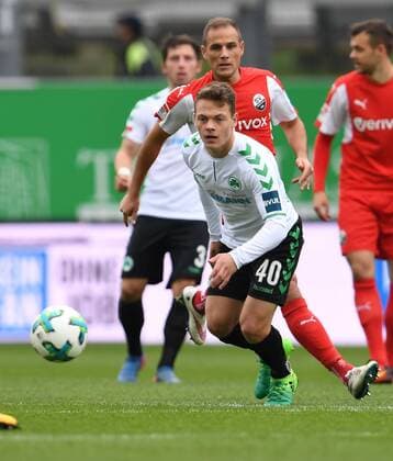 28.10.2017 - Fussball - Saison 2017 2018 - 2. Fussball - Bundesliga - 12. Spieltag: SpVgg Greuther Fürth ( Kleeblatt ) - SV Sandhausen SVS - - Patrick Sontheimer (40, SpVgg Greuther Fürth ) vor Manuel Stiefler (21, SV Sandhausen )