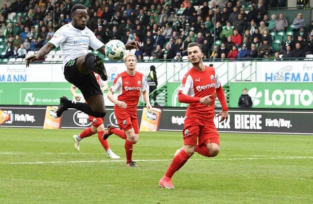 28.10.2017 - Fussball - Saison 2017 2018 - 2. Fussball - Bundesliga - 12. Spieltag: SpVgg Greuther Fürth ( Kleeblatt ) - SV Sandhausen SVS - - Khaled Narey (21, SpVgg Greuther Fürth ) erzielt Treffer Tor Torschuß zum 1:0 gg Leart Paqarada (19, SV Sandhausen )