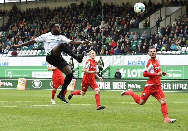 28.10.2017 - Fussball - Saison 2017 2018 - 2. Fussball - Bundesliga - 12. Spieltag: SpVgg Greuther Fürth ( Kleeblatt ) - SV Sandhausen SVS - - Khaled Narey (21, SpVgg Greuther Fürth ) erzielt Treffer Tor Torschuß zum 1:0 gg Leart Paqarada (19, SV Sandhausen )