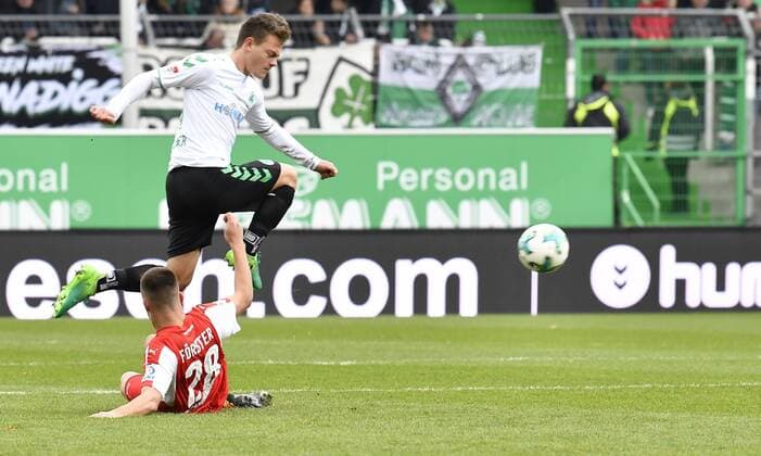 28.10.2017 - Fussball - Saison 2017 2018 - 2. Fussball - Bundesliga - 12. Spieltag: SpVgg Greuther Fürth ( Kleeblatt ) - SV Sandhausen SVS - - Patrick Sontheimer (40, SpVgg Greuther Fürth ) Philipp Förster (28, SV sandhausen )