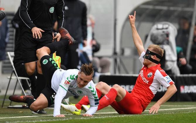 Bilder des Tages - SPORT 28.10.2017 - Fussball - Saison 2017 2018 - 2. Fussball - Bundesliga - 12. Spieltag: SpVgg Greuther Fürth ( Kleeblatt ) - SV Sandhausen SVS - - David Raum (39, SpVgg Greuther Fürth ) Marcel Seegert (5, SV Sandhausen )