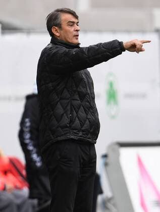 28.10.2017 - Fussball - Saison 2017 2018 - 2. Fussball - Bundesliga - 12. Spieltag: SpVgg Greuther Fürth ( Kleeblatt ) - SV Sandhausen SVS - - Damir Buric (Trainer SpVgg Greuther Fürth ) zeigt deutet
