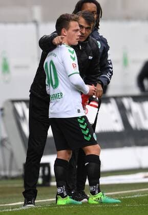 28.10.2017 - Fussball - Saison 2017 2018 - 2. Fussball - Bundesliga - 12. Spieltag: SpVgg Greuther Fürth ( Kleeblatt ) - SV Sandhausen SVS - - Patrick Sontheimer (40, SpVgg Greuther Fürth ) bei Damir Buric (Trainer SpVgg Greuther Fürth )