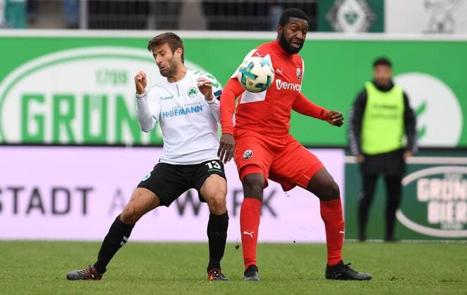 28.10.2017 - Fussball - Saison 2017 2018 - 2. Fussball - Bundesliga - 12. Spieltag: SpVgg Greuther Fürth ( Kleeblatt ) - SV Sandhausen SVS - - Marco Caligiuri (13, SpVgg Greuther Fürth ) Richard Sukuta-Pasu (10, SV Sandhausen )