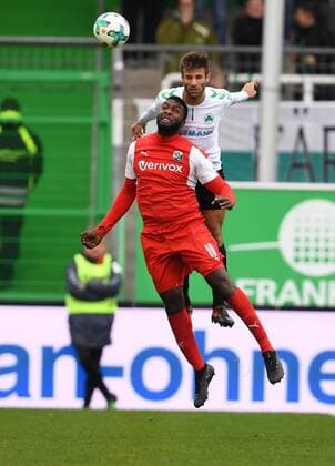 28.10.2017 - Fussball - Saison 2017 2018 - 2. Fussball - Bundesliga - 12. Spieltag: SpVgg Greuther Fürth ( Kleeblatt ) - SV Sandhausen SVS - - Marco Caligiuri (13, SpVgg Greuther Fürth ) im Kopfballduell mit Richard Sukuta-Pasu (10, SV Sandhausen )
