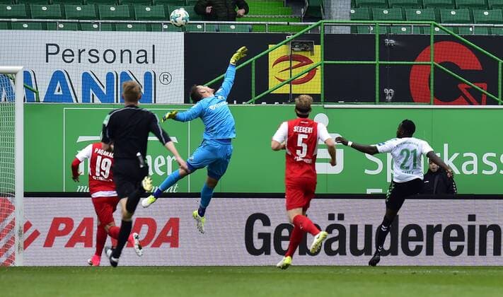 28.10.2017 - Fussball - Saison 2017 2018 - 2. Fussball - Bundesliga - 12. Spieltag: SpVgg Greuther Fürth ( Kleeblatt ) - SV Sandhausen SVS - MeZi - Khaled Narey (21, SpVgg Greuther Fürth ) erzielt Treffer Tor Torschuß zum 1:0 gegen Marcel Schuhen (16, SV Sandhausen )