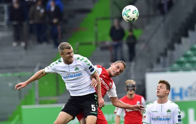 28.10.2017 - Fussball - Saison 2017 2018 - 2. Fussball - Bundesliga - 12. Spieltag: SpVgg Greuther Fürth ( Kleeblatt ) - SV Sandhausen SVS - - Richard Magyar ( 5, SpVgg Greuther Fürth ) im Kopfballduell mit Manuel Stiefler (21, SV Sandhausen )