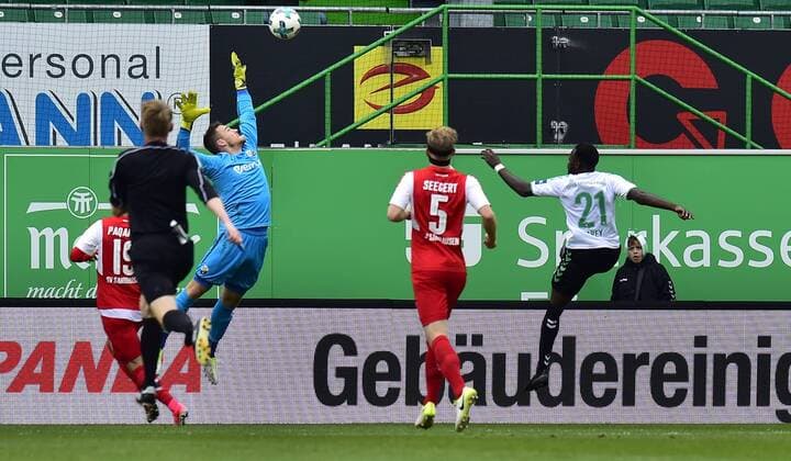 28.10.2017 - Fussball - Saison 2017 2018 - 2. Fussball - Bundesliga - 12. Spieltag: SpVgg Greuther Fürth ( Kleeblatt ) - SV Sandhausen SVS - MeZi - Khaled Narey (21, SpVgg Greuther Fürth ) erzielt Treffer Tor Torschuß zum 1:0 gegen Marcel Schuhen (16, SV Sandhausen )