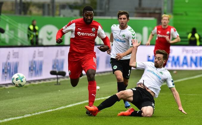 28.10.2017 - Fussball - Saison 2017 2018 - 2. Fussball - Bundesliga - 12. Spieltag: SpVgg Greuther Fürth ( Kleeblatt ) - SV Sandhausen SVS - MeZi - Richard Sukuta-Pasu (10, SV Sandhausen ) Maximilian Wittek (3, SpVgg Greuther Fürth ) Mario Maloca (22, SpVgg Greuther Fürth )