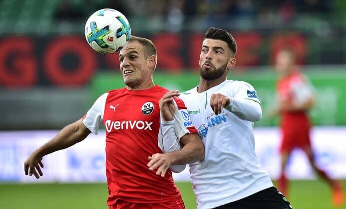 28.10.2017 - Fussball - Saison 2017 2018 - 2. Fussball - Bundesliga - 12. Spieltag: SpVgg Greuther Fürth ( Kleeblatt ) - SV Sandhausen SVS - MeZi - Manuel Stiefler (21, SV Sandhausen ) Jurgen Gjasula (10. SpVgg Greuther Fürth )
