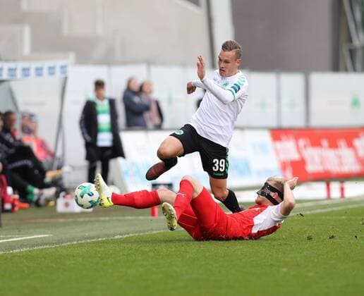 David Raum (SpVgg Greuther Fuerth) im Zweikampf mit Marcel Seegert (SV Sandhausen), Begegnung SpVgg Greuther Fuerth vs SV Sandhausen, 28.10.2017, 2. Bundesliga, Fuerth Copyright: xWuestx Eibner-Pressefotox EP_fwt