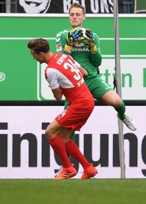 28.10.2017 - Fussball - Saison 2017 2018 - 2. Fussball - Bundesliga - 12. Spieltag: SpVgg Greuther Fürth ( Kleeblatt ) - SV Sandhausen SVS - - Tim Knipping (34, SV Sandhausen ) Marius Funk (1, SpVgg Greuther Fürth )