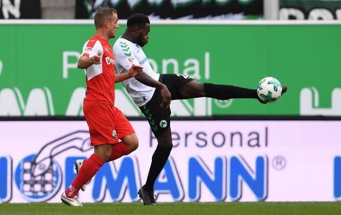 28.10.2017 - Fussball - Saison 2017 2018 - 2. Fussball - Bundesliga - 12. Spieltag: SpVgg Greuther Fürth ( Kleeblatt ) - SV Sandhausen SVS - - Manuel Stiefler (21, SV Sandhausen ) Khaled Narey (21, SpVgg Greuther Fürth )