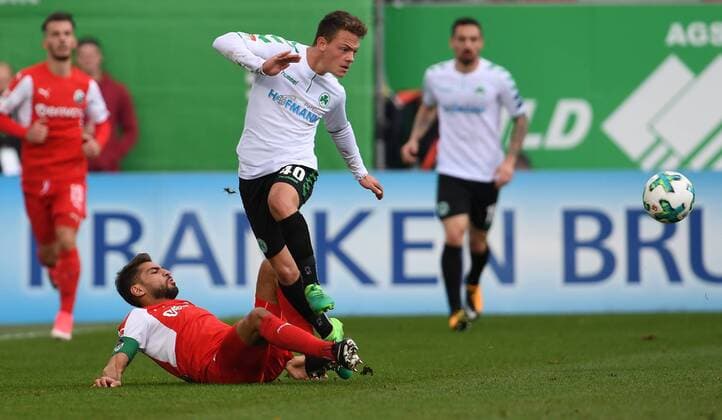 28.10.2017 - Fussball - Saison 2017 2018 - 2. Fussball - Bundesliga - 12. Spieltag: SpVgg Greuther Fürth ( Kleeblatt ) - SV Sandhausen SVS - - Nejmeddin Daghfous (8, SV Sandhausen ) Patrick Sontheimer (40, SpVgg Greuther Fürth )