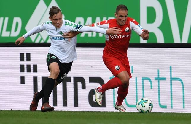 28.10.2017 - Fussball - Saison 2017 2018 - 2. Fussball - Bundesliga - 12. Spieltag: SpVgg Greuther Fürth ( Kleeblatt ) - SV Sandhausen SVS - - David Raum (39, SpVgg Greuther Fürth ) Manuel Stiefler (21, SV Sandhausen )