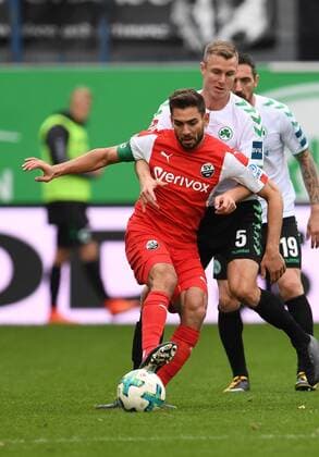 28.10.2017 - Fussball - Saison 2017 2018 - 2. Fussball - Bundesliga - 12. Spieltag: SpVgg Greuther Fürth ( Kleeblatt ) - SV Sandhausen SVS - - Nejmeddin Daghfous (8, SV Sandhausen ) vor Richard Magyar ( 5, SpVgg Greuther Fürth )