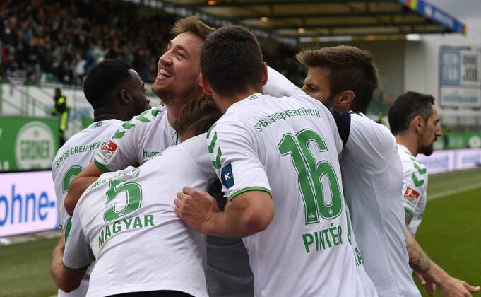 28.10.2017 - Fussball - Saison 2017 2018 - 2. Fussball - Bundesliga - 12. Spieltag: SpVgg Greuther Fürth ( Kleeblatt ) - SV Sandhausen SVS - - Torjubel Jubel Freude nach Treffer Tor Torschuß zum 2:1 durch Mario Maloca (22, SpVgg Greuther Fürth ) -
