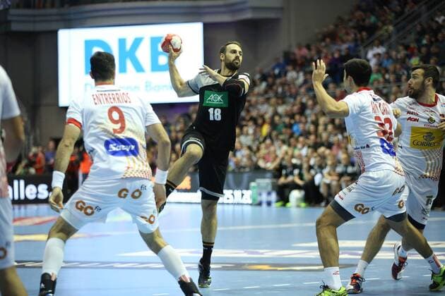 28.10.2017, xcsx, Handball Laenderspiel Herren, Deutschland - Spanien, emspor, v.l. Tim Kneule (Deutschland) beim Wurf Magdeburg
