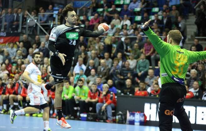 28.10.2017, xcsx, Handball Laenderspiel Herren, Deutschland - Spanien, emspor, v.l. Patrick Groetzki (Deutschland) beim Wurf gegen Gonzalo Perez de Vargas Moreno (Spanien) Magdeburg