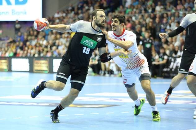 28.10.2017, xcsx, Handball Laenderspiel Herren, Deutschland - Spanien, emspor, v.l. Tim Kneule (Deutschland) wird von Valero Rivera Folch (Spanien) gestoppt Magdeburg