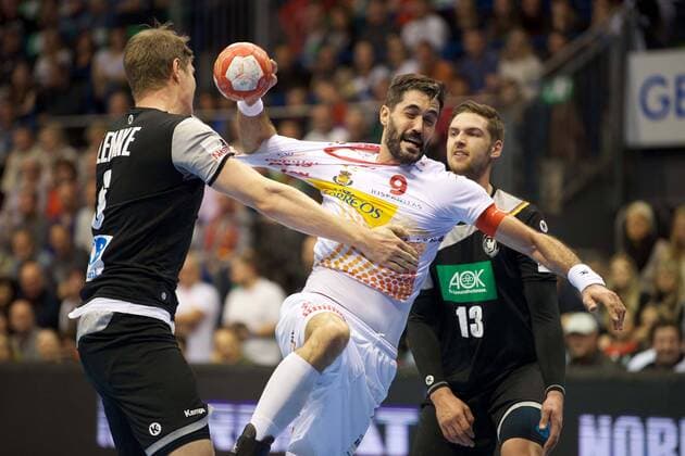Handball Magdeburg 28.10.2017 Länderspiel Nationalmannschaft DHB Deutschland (GER) - Spanien (ESP) ENTRERRIOS Raul (Spanien, No.09) Finn Lemke (Deutschland, No.06) li. Hendrik Pekeler (Deutschland, No.13)