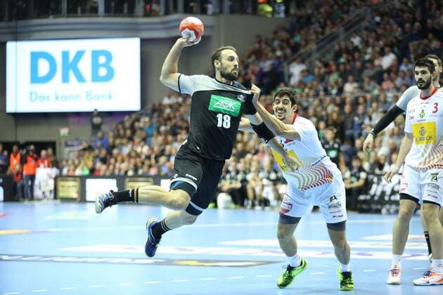 28.10.2017, xcsx, Handball Laenderspiel Herren, Deutschland - Spanien, emspor, v.l. Tim Kneule (Deutschland) wird von Valero Rivera Folch (Spanien) gestoppt Magdeburg