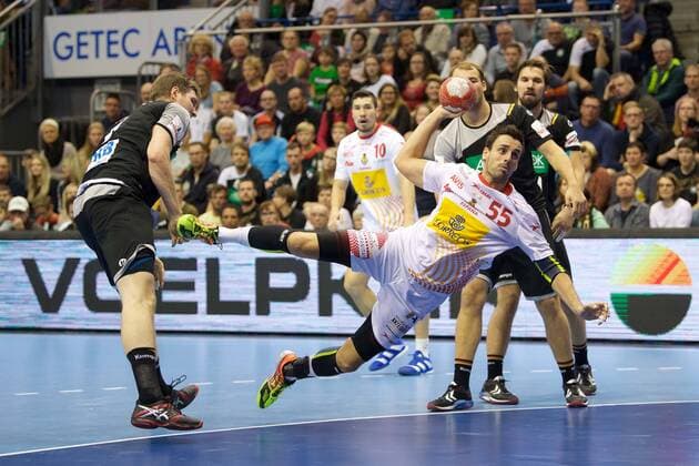 Handball Magdeburg 28.10.2017 Länderspiel Nationalmannschaft DHB Deutschland (GER) - Spanien (ESP) Adria Figueras Trejo (Spanien, No.55) Paul Drux (Deutschland, No.95)